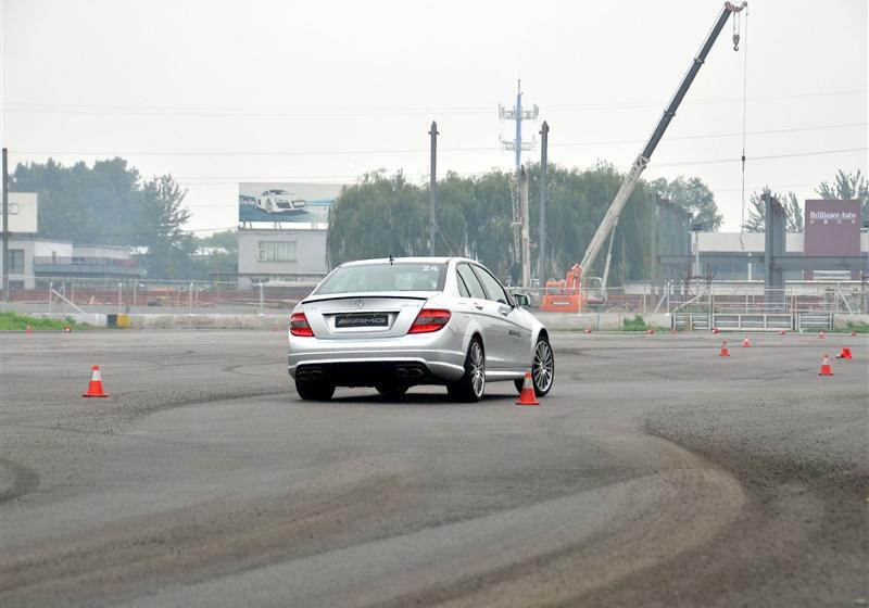 2010 C 63 AMG ǿ