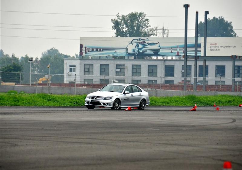 2010 C 63 AMG ǿ