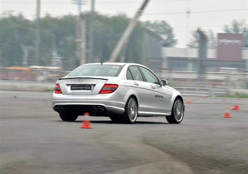 2010 C 63 AMG ǿ