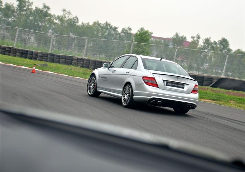 2010 C 63 AMG ǿ