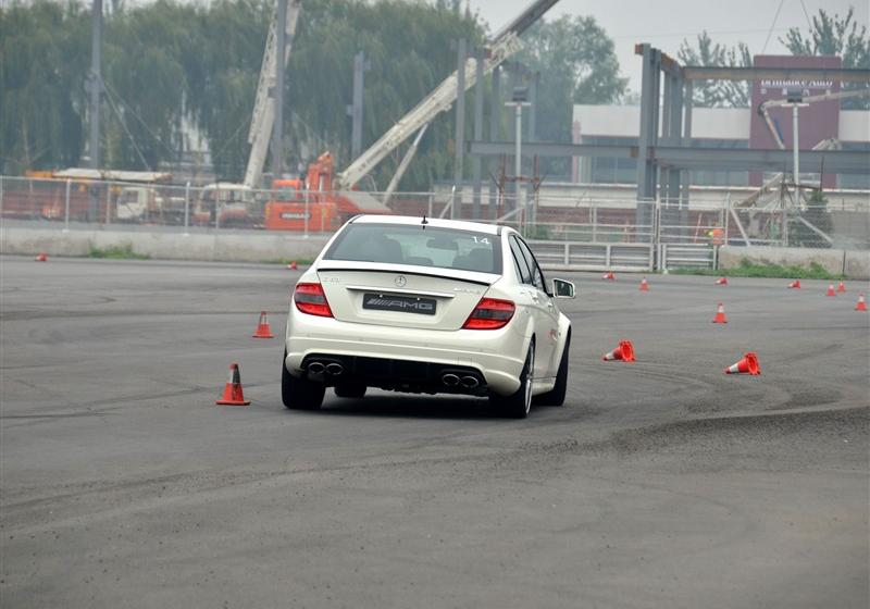 2010 C 63 AMG ǿ