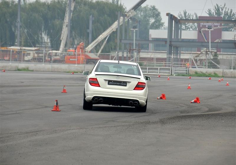 2010 C 63 AMG ǿ