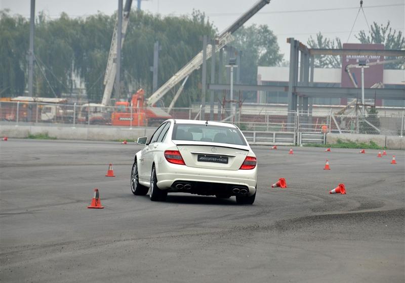 2010 C 63 AMG ǿ