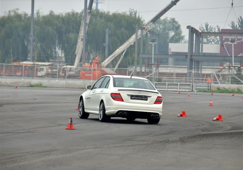 2010 C 63 AMG ǿ