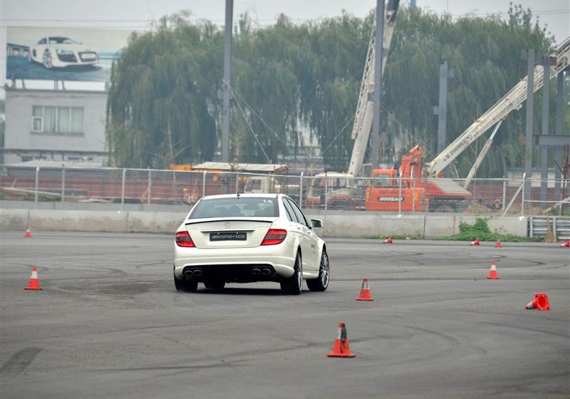 2010 C 63 AMG ǿ