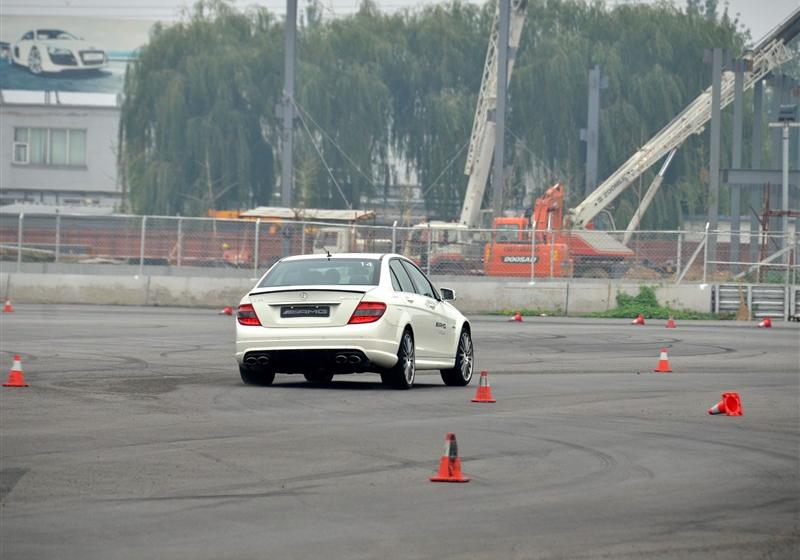 2010 C 63 AMG ǿ