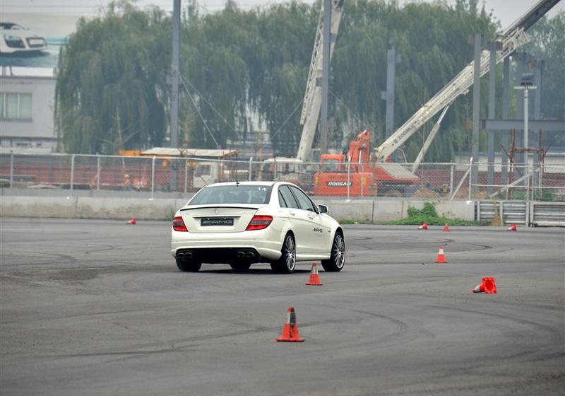 2010 C 63 AMG ǿ