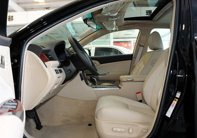 2012 V6 2.5L Royal Saloon