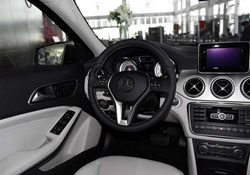 2015 GLA 220 4MATIC ʱ